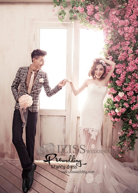 PW082 - **พร้อมส่งเฉพาะชุดผู้ชายค่ะ** ชุดคู่ถ่ายพรีเวดดิ้ง (prewedding dress) & ชุดแต่งงานแฟนซี (Fancy wedding dress)ชายหญิง "ธีมสีขาว"