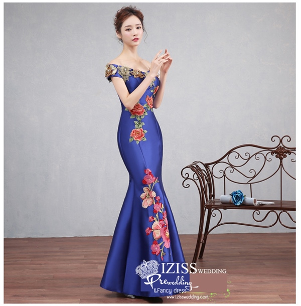 PW527 - **พรีออเดอร์มีให้เลือก 5 สี สีทอง แดง ฟ้า น้ำเงินและชมพู** ชุดกี่เพ้าสีน้ำเงิน ชุดคู่ถ่ายพรีเวดดิ้ง (prewedding dress) & ชุดแต่งงานแฟนซี (Fancy wedding dress)ชายหญิง "ธีมสีน้ำเงิน"