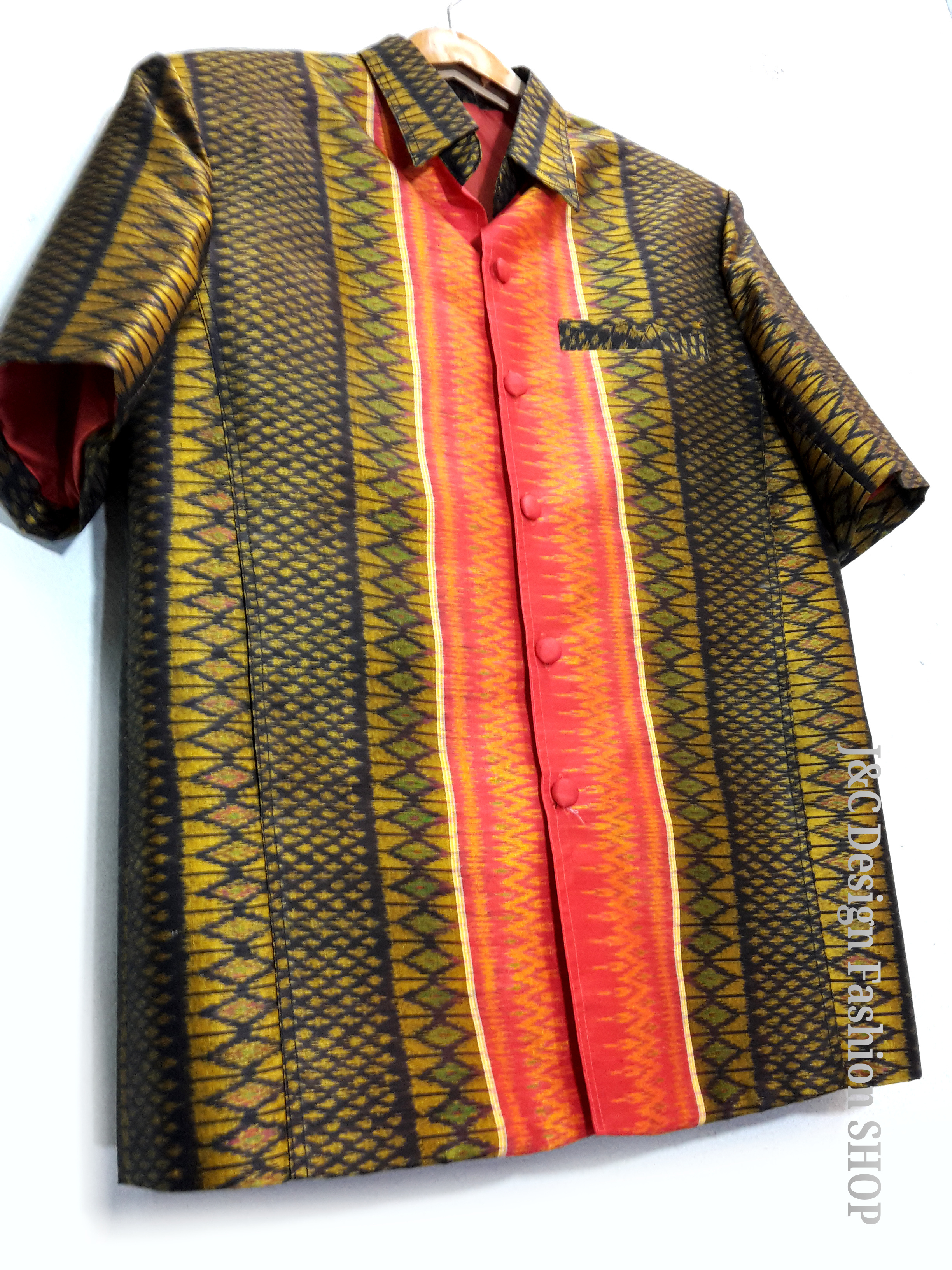 เสื้อสูทชายไหมแท้มัดหมี่ตีนแดง เสื้อสูทชายไหมแท้บุรีรัมย์ สูทผ้าไทยชาย ซาฟารีผ้าไหมชาย สูทผ้าไหมมัดหมี่แท้สีแดงเลือดนกทอมือ5 สี