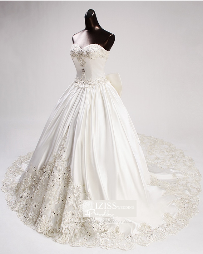 BRL057 **พรีออเดอร์**ชุดแต่งงานสีขาวหรูหราประดับดอกไม้ผสมเพชรและคริสตัล สวยงามดุจเจ้าหญิง