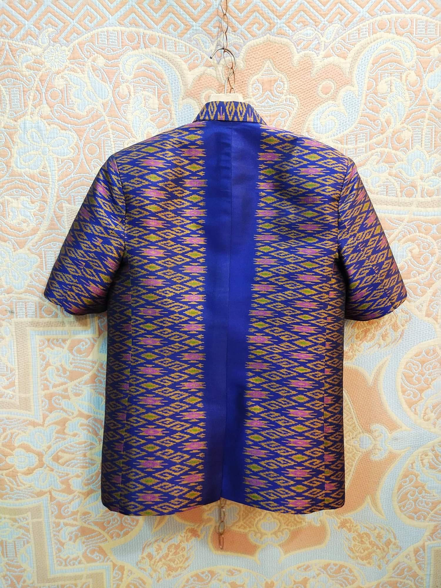 เสื้อสูทชายไหมแท้มัดหมี่ทอมือสีน้ำเงิน เสื้อสูทชายไหมแท้ สูทผ้าไทยชาย ซาฟารีผ้าไทยชาย สูทผ้าไหมสีน้ำเงิน