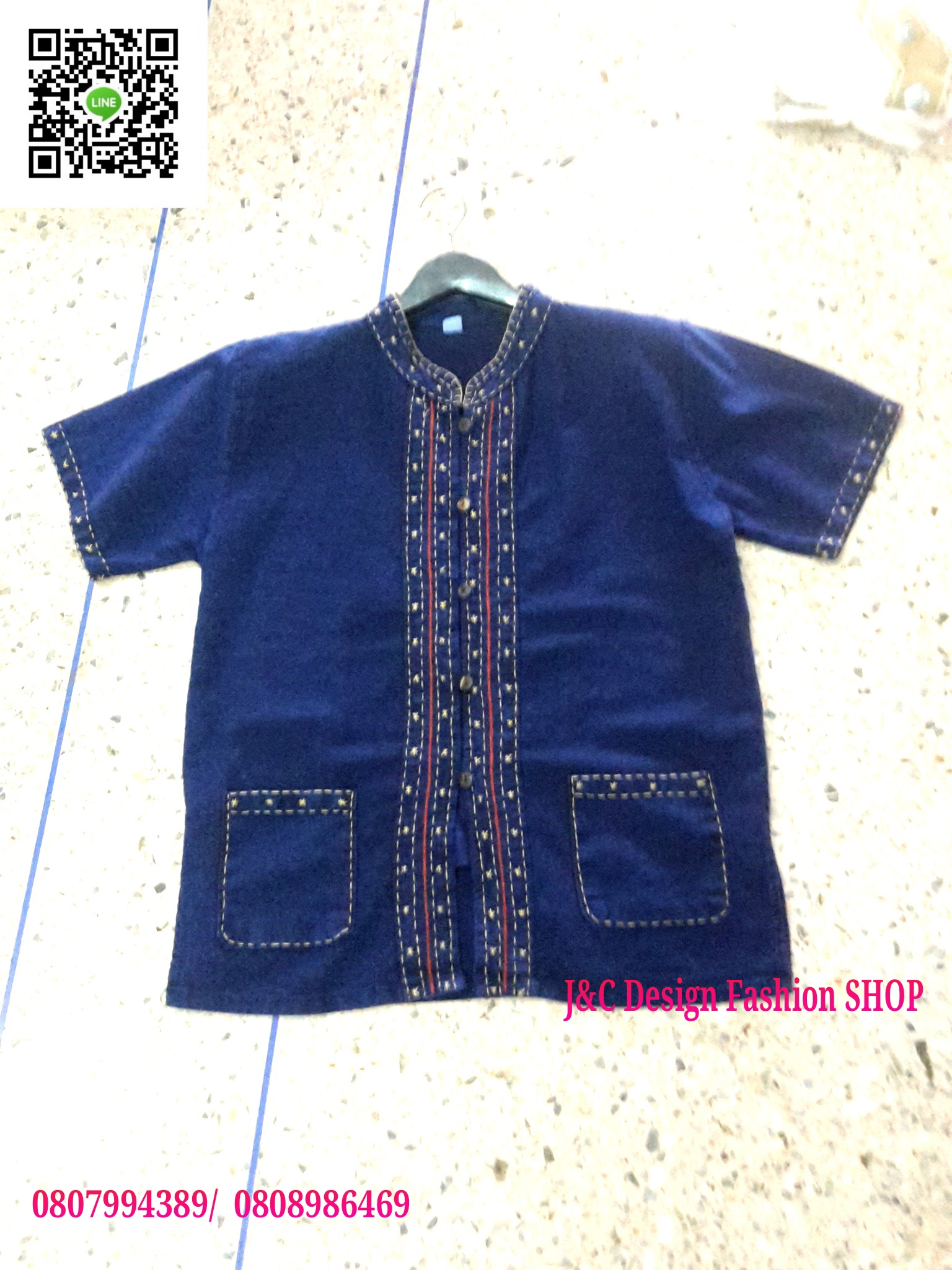 เสื้อผ้าไทยชายผ้าพื้นเมืองม้อฮ่อม เสื้อผ้าฝ้ายชายแต่งผ้าขลิบลายและปักผ้าด้นมือ เสื้อผ้าพื้นเมืองชายม้อฮ่อมฟอกแล้วสีไม่ตก