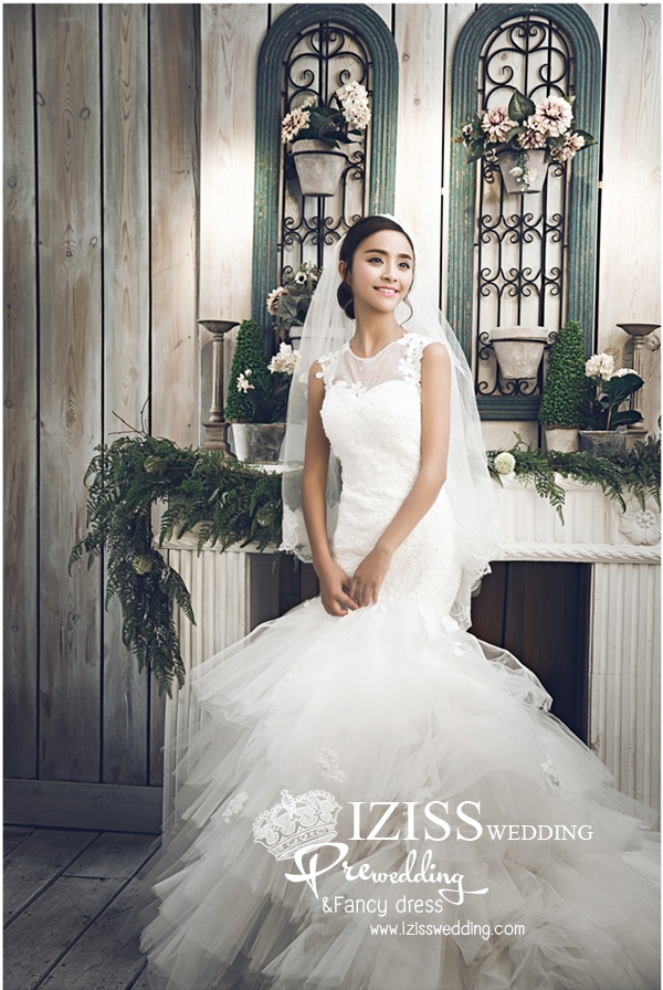 PW388- **พรีออเดอร์**ชุดคู่ถ่ายพรีเวดดิ้ง (prewedding dress) & ชุดแต่งงานแฟนซี (Fancy wedding dress)ชายหญิง "ธีมสีขาว"