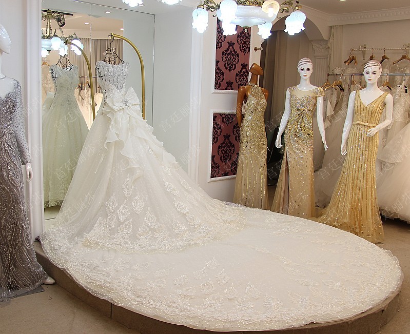 BRL010 **พรีออเดอร์**ชุดแต่งงานหรูหราประดับดอกไม้ผสมเพชรและคริสตัล สวยงามดุจเจ้าหญิง