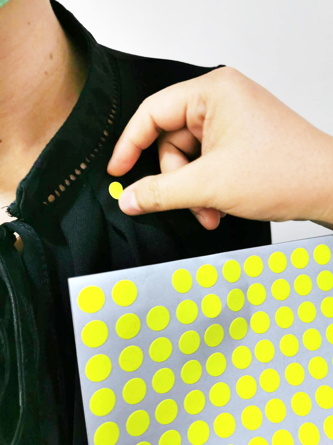 สติ๊กเกอร์สีกลมๆ ติดหน้าอก สำหรับงานคัดแยก