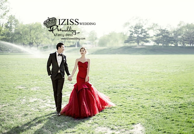 PW426- **พร้อมส่งทั้งเซ็ท**ชุดคู่ถ่ายพรีเวดดิ้ง (prewedding dress) & ชุดแต่งงานแฟนซี (Fancy wedding dress)ชายหญิง "ธีมสีแดง-ดำ"