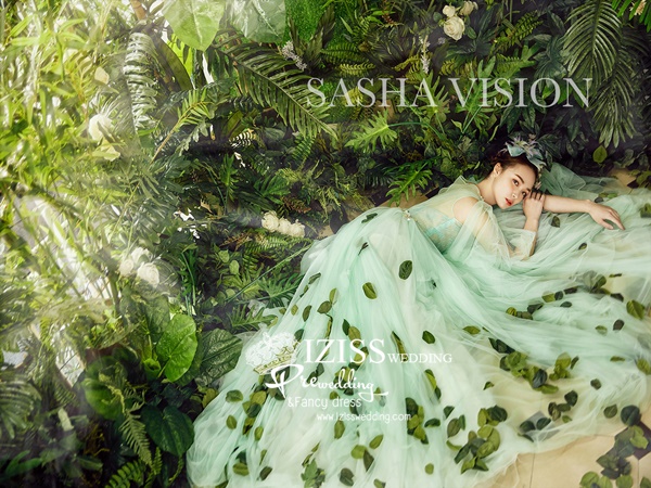 PW569- **พรีออเดอร์ค่ะ**ชุดคู่ถ่ายพรีเวดดิ้ง (prewedding dress) & ชุดแต่งงานแฟนซี (Fancy wedding dress)ชายหญิง "ธีมสีเขียว ขาว"