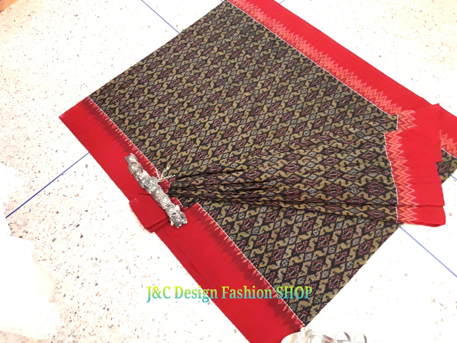 ผ้าซิ่นมัดหมี่ตีนแดง ผ้าซิ่นตีนแดง ผ้าถุงฝ้ายมัดหมี่ตีนแดง ผ้าทอพื้นเมืองบุรีรัมย์ ลายขอนาคเล็ก อัปสรา 2 เมตร