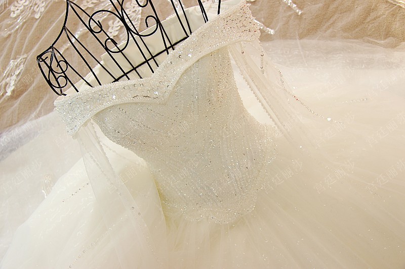 BRL021 **พรีออเดอร์**ชุดแต่งงานหรูหราประดับดอกไม้ผสมเพชรและคริสตัล สวยงามดุจเจ้าหญิง