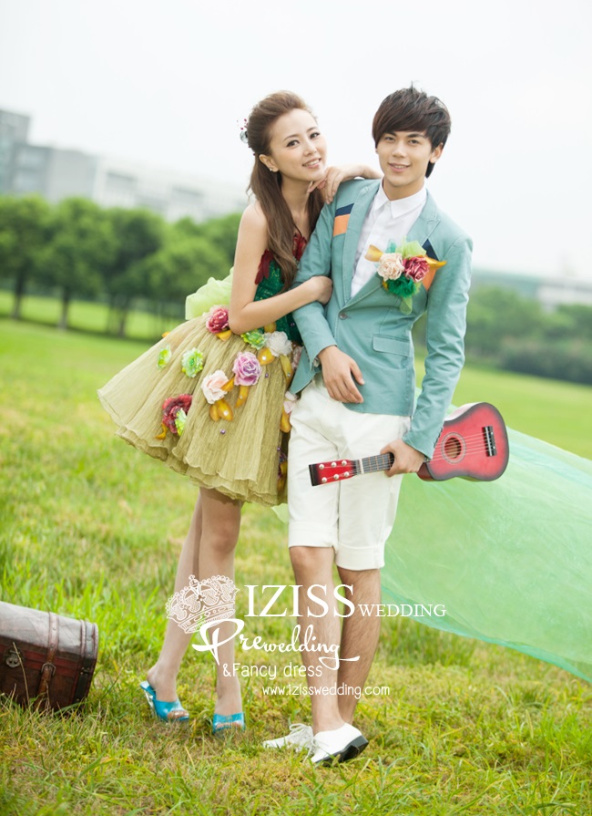 PW037 - **พรีออเดอร์** ชุดคู่ถ่ายพรีเวดดิ้ง (prewedding dress) & ชุดแต่งงานแฟนซี (Fancy wedding dress)ชายหญิง สไตล์ colorful "ธีมสีเขียว-ทอง"