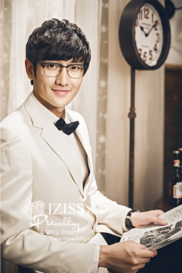 PW388- **พรีออเดอร์**ชุดคู่ถ่ายพรีเวดดิ้ง (prewedding dress) & ชุดแต่งงานแฟนซี (Fancy wedding dress)ชายหญิง "ธีมสีขาว"