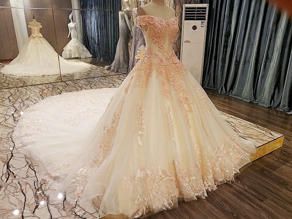 BRL078 **พรีออเดอร์**ชุดแต่งงานสีส้มหรูหราประดับดอกไม้ผสมเพชรและคริสตัล สวยงามดุจเจ้าหญิง