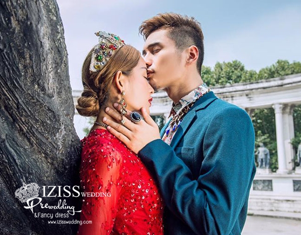 PW387 - **พรีออเดอร์**ชุดคู่ถ่ายพรีเวดดิ้ง (prewedding dress) & ชุดแต่งงานแฟนซี (Fancy wedding dress)ชายหญิง "ธีมสีแดง
