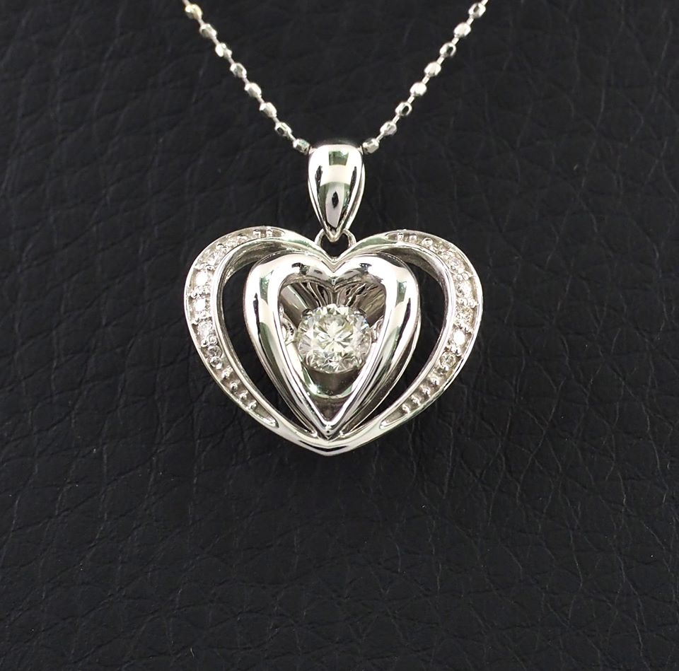 จี้+สร้อยเพชร Dancing Diamond หมายเลข P27 เพชรเม็ดกลาง 20 ตัง เพชรน.นรวม 31 ตัง ราคาพิเศษ 30,500 บาท สนใจทัก https://line.me/R/ti/p/%40passiongems