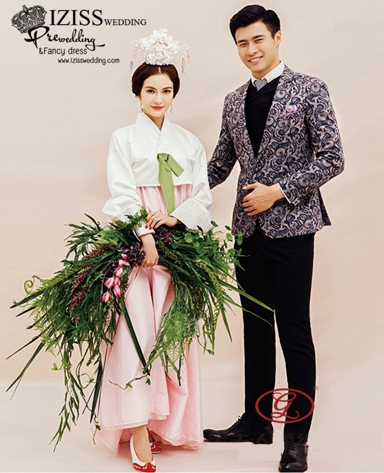 PW369 - **พรีออเดอร์เช่า 3,000 ชุดฮันบกเกาหลีทั้งเซ็ทค่ะ** ชุดคู่ถ่ายพรีเวดดิ้ง (prewedding dress) & ชุดแต่งงานแฟนซี (Fancy wedding dress)ชายหญิง "ธีมสีครีมเขียวอ่อน"