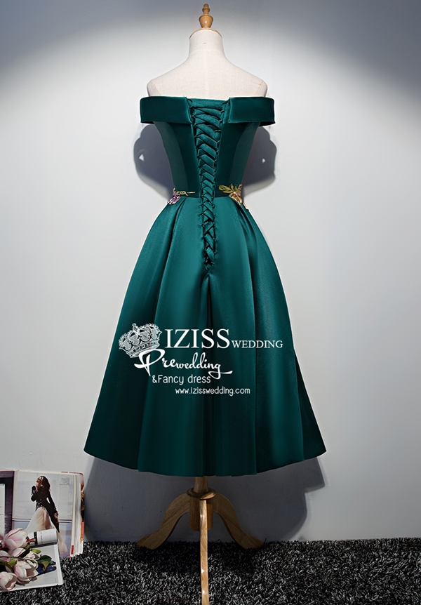 PW541 - **พรีออเดอร์ค่ะ พรีออเดอร์มี 5 สีทั้งสั้น+ยาวค่ะ สีแดง แดงไวน์ เขียว น้ำเงินและม่วงค่ะ** ชุดกี่เพ้าสั้นสีแดง ชุดยกน้ำชา ชุดคู่ถ่ายพรีเวดดิ้ง (prewedding dress) & ชุดแต่งงานแฟนซี (Fancy wedding dress)ชายหญิง "ธีมสีแดง"