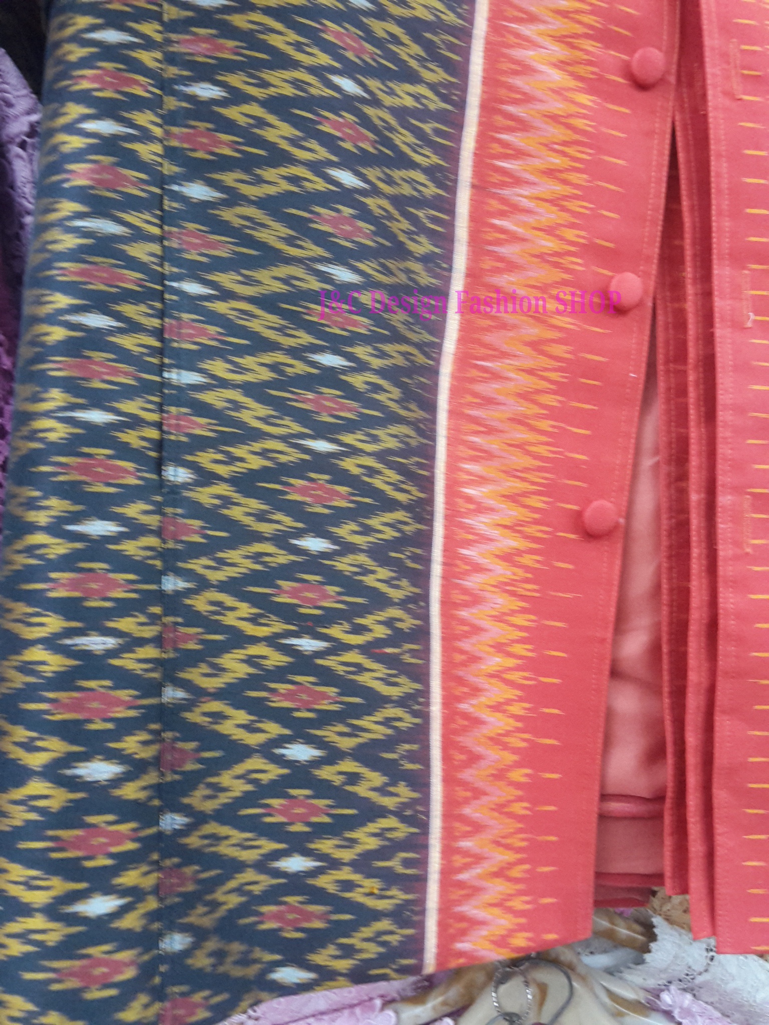 เสื้อสูทชายไหมแท้มัดหมี่ตีนแดง เสื้อสูทชายไหมแท้บุรีรัมย์ สูทผ้าไทยชาย ซาฟารีผ้าไหมชาย สูทผ้าไหมมัดหมี่แท้สีแดงเลือดนกทอมือ5 สี