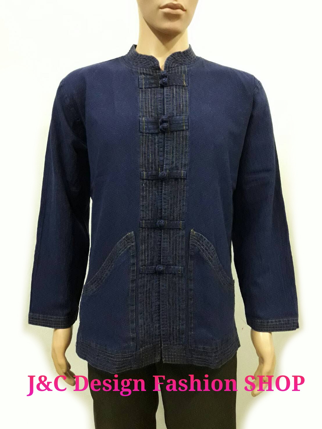 เสื้อผ้าไทยชายผ้าพื้นเมือง เสื้อผ้าฝ้ายชายแต่งผ้าขลิบลายและปักผ้าด้นมือแต่งเย็บเรียงขอบ เสื้อผ้าฝ้ายลายลูกแก้วชายม้อฮ่อมแต่งกระเป๋าปืน