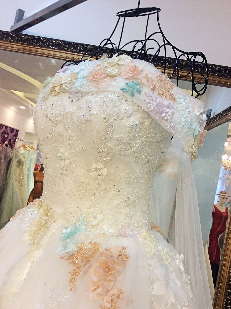 BRL043 **พรีออเดอร์**ชุดแต่งงานหรูหราประดับดอกไม้ผสมเพชรและคริสตัล สวยงามดุจเจ้าหญิง