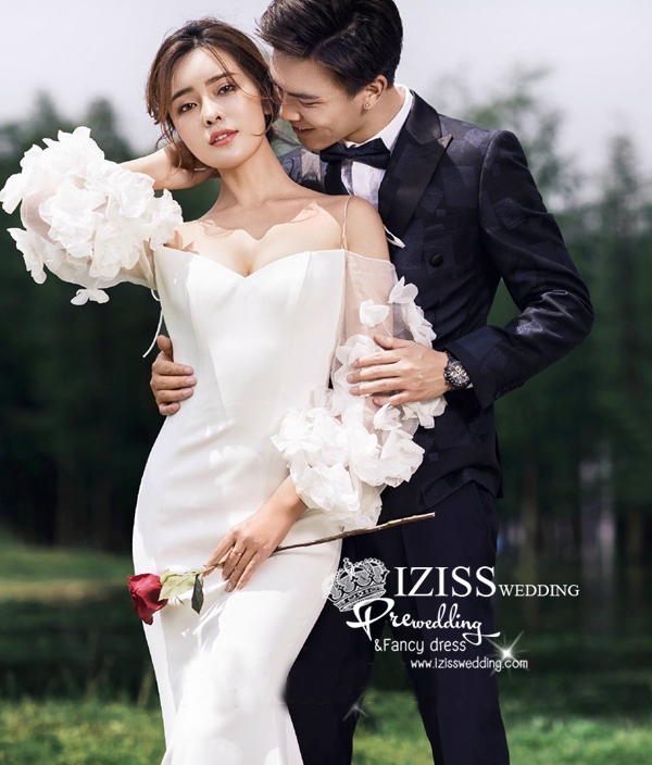 PW591 - **พรีออเดอร์ค่ะ** ชุดราตรีสีขาว ชุดคู่ถ่ายพรีเวดดิ้ง (prewedding dress) & ชุดแต่งงานแฟนซี (Fancy wedding dress)ชายหญิง "ธีมสีขาว"