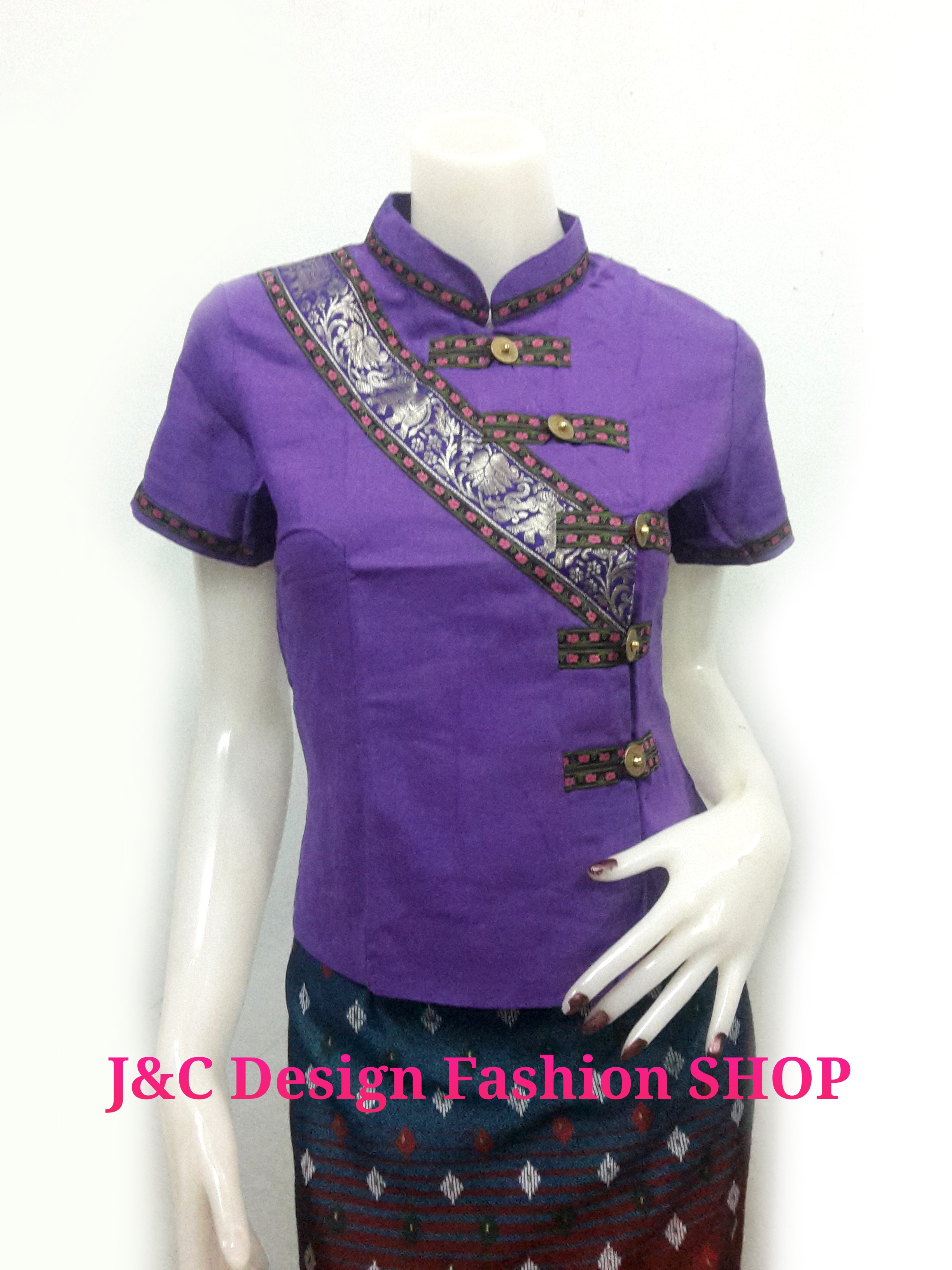 เสื้อผ้าไทยสไตน์อิสาน เสื้อผ้าฝ้ายสีม่วง เสื้อใส่ผ้าซิ่นสีม่วง เสื้อผ้าฝ้ายสีม่วงคอจีนกระดุมหน้า