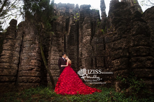 PW468- **พร้อมส่งเฉพาะชุดผู้หญิง**ชุดแต่งงานแฟนซี ชุดเดรสสีแดง ชุดถ่ายพรีเวดดิ้ง (prewedding dress) & ชุดแต่งงานแฟนซี (Fancy wedding dress) "ธีมสีแดง แดงสลับดำ"