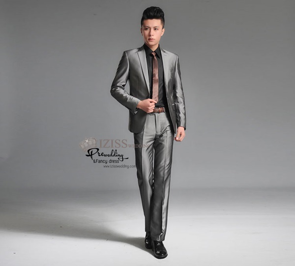 ST060- **พรีออเดอร์**สูทผู้ชายสีเทาเงินมันวาว แขนยาว แบบ 4 กระดุม พร้อมกางเกง ชุดสูทเจ้าบ่าว สูทแฟนซี ถ่ายพรีเวดดิ้ง & ชุดแต่งงานแฟนซี (Fancy wedding dress) สูทผู้ชายสีเทาเงิน