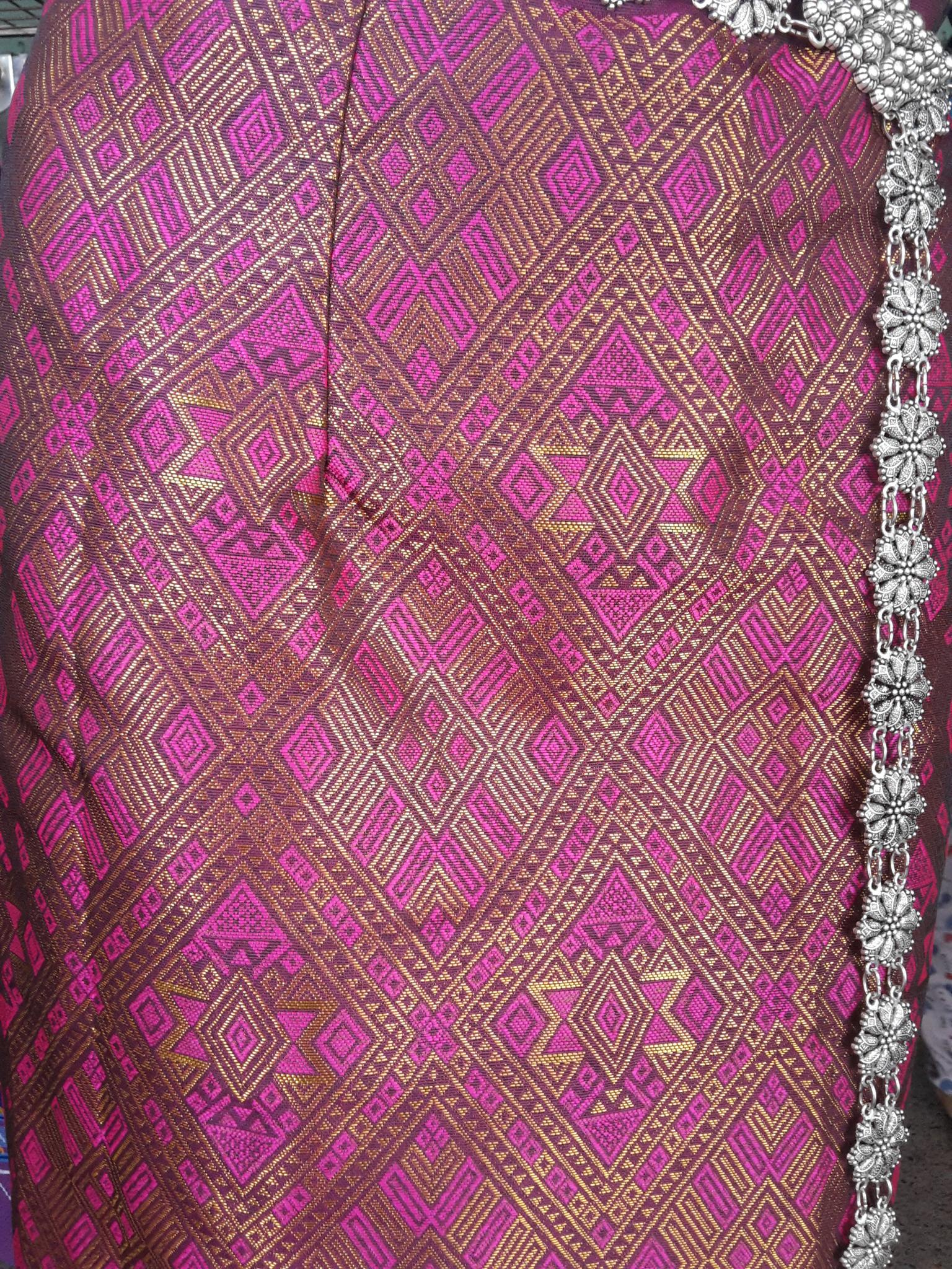 ผ้าถุงไหมลาวขิดสำเร็จรูป ผ้าซิ่นสำเร็จรูปผ้าซิ่นตีนจกไหมขิดลาว แบบป้ายเลื่อนตะขอ สีชมพูเมทอลลิค