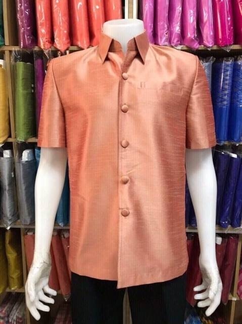 เสื้อสูทชายไหมอิตาลีสีทอง เสื้อสูทชายไหมประดิษฐ์ สูทผ้าไทยชาย ซาฟารีผ้าไทยชาย สูทผ้าไหมสีเหลืองทอง,สูทผ้าไทยสีทอง ซาฟารีชายสีเหลืองทองสว่าง