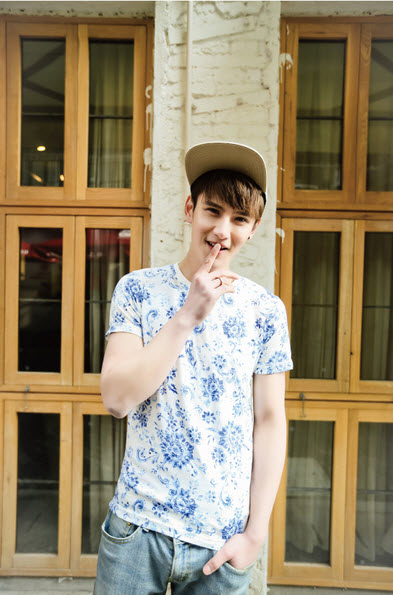 เสื้อยืดพร้อมส่ง เสื้อแฟชั่น เสื้อยืดแขนสั้น สีขาว สกรีนลายรูปใบไม้สีฟ้า คอกลม ใส่เที่ยว แบบชิลๆ