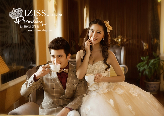 PW292-**พร้อมส่งเฉพาะชุดผู้ชายค่ะ**ชุดคู่ถ่ายพรีเวดดิ้ง (prewedding dress) & ชุดแต่งงานแฟนซี (Fancy wedding dress)ชายหญิง "ธีมสีขาวครีม น้ำตาลสก็อต"