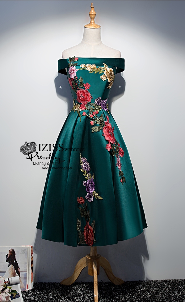 PW541 - **พรีออเดอร์ค่ะ พรีออเดอร์มี 5 สีทั้งสั้น+ยาวค่ะ สีแดง แดงไวน์ เขียว น้ำเงินและม่วงค่ะ** ชุดกี่เพ้าสั้นสีแดง ชุดยกน้ำชา ชุดคู่ถ่ายพรีเวดดิ้ง (prewedding dress) & ชุดแต่งงานแฟนซี (Fancy wedding dress)ชายหญิง "ธีมสีแดง"