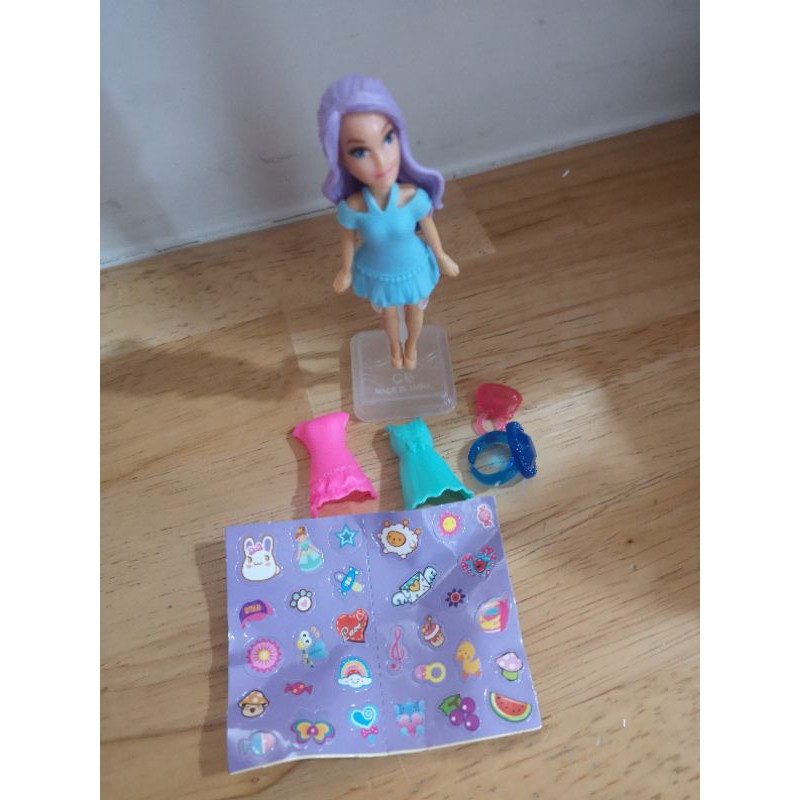 ตุ๊กตาเปลี่ยนชุดได้ มีฐานตั้งมีสติกเกอร์ เปลี่ยนได้ 3ชุด