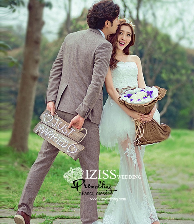 PW304 - **พรีออเดอร์ค่ะ** ชุดคู่ถ่ายพรีเวดดิ้ง (prewedding dress) & ชุดแต่งงานแฟนซี (Fancy wedding dress)ชายหญิง "ธีมสีขาวน้ำตาล"