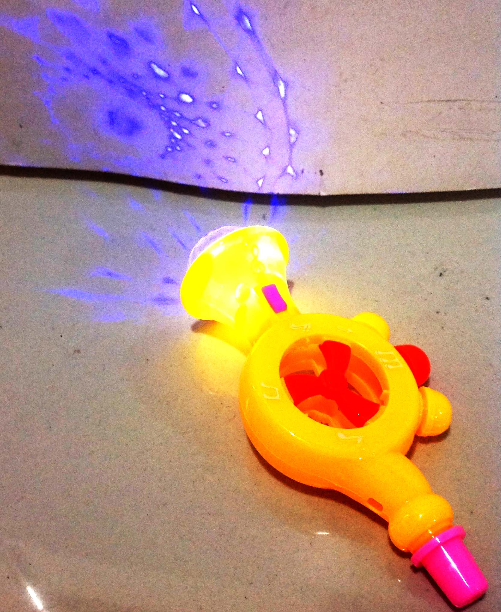 แตรเป่า มีไฟกล่อง 31 ซม.(1x24)