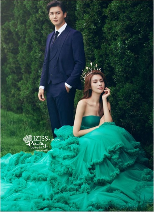 PW624 **พร้อมส่งชุดพรีเวดดิ้งผู้หญิงสีเขียว** ชุดคู่ถ่ายพรีเวดดิ้ง (prewedding dress) & ชุดแต่งงานแฟนซี (Fancy wedding dress)ชายหญิง "ธีมสีเขียว"