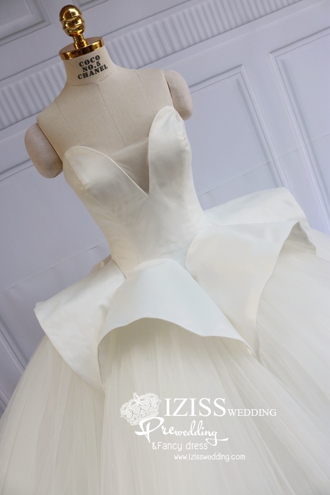 BRL064 **พรีออเดอร์**ชุดแต่งงานสีขาวหรูหราประดับดอกไม้ผสมเพชรและคริสตัล สวยงามดุจเจ้าหญิง