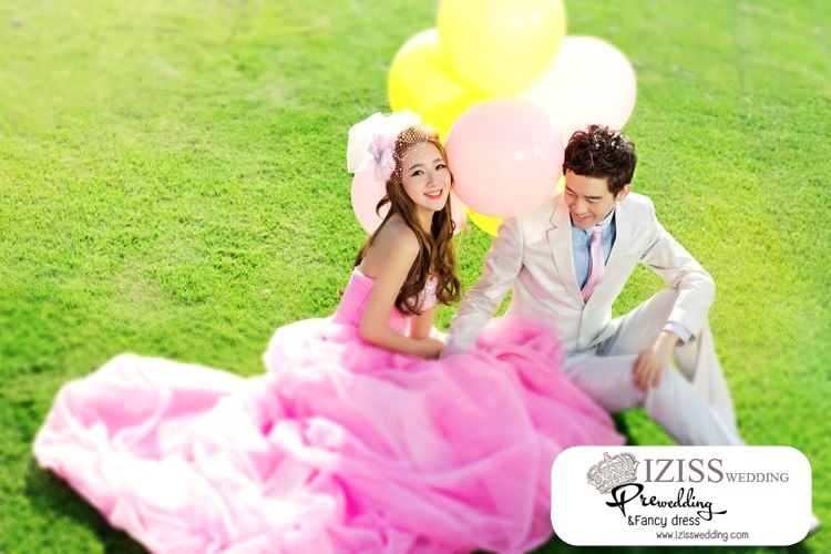 PW282 - **พรีออเดอร์ค่ะ** ชุดคู่ถ่ายพรีเวดดิ้ง (prewedding dress) & ชุดแต่งงานแฟนซี (Fancy wedding dress)ชายหญิง "ธีมสีชมพู-ขาว"