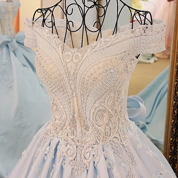 BRL080 **พรีออเดอร์**ชุดแต่งงานสีฟ้าหรูหราประดับดอกไม้ผสมเพชรและคริสตัล สวยงามดุจเจ้าหญิง