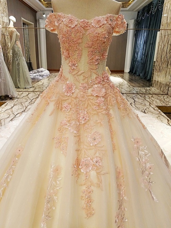 BRL078 **พรีออเดอร์**ชุดแต่งงานสีส้มหรูหราประดับดอกไม้ผสมเพชรและคริสตัล สวยงามดุจเจ้าหญิง