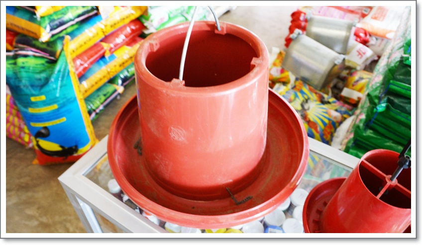 ถังอาหารไก่ขนาดใหญ่ 10นิ้ว สีแดง