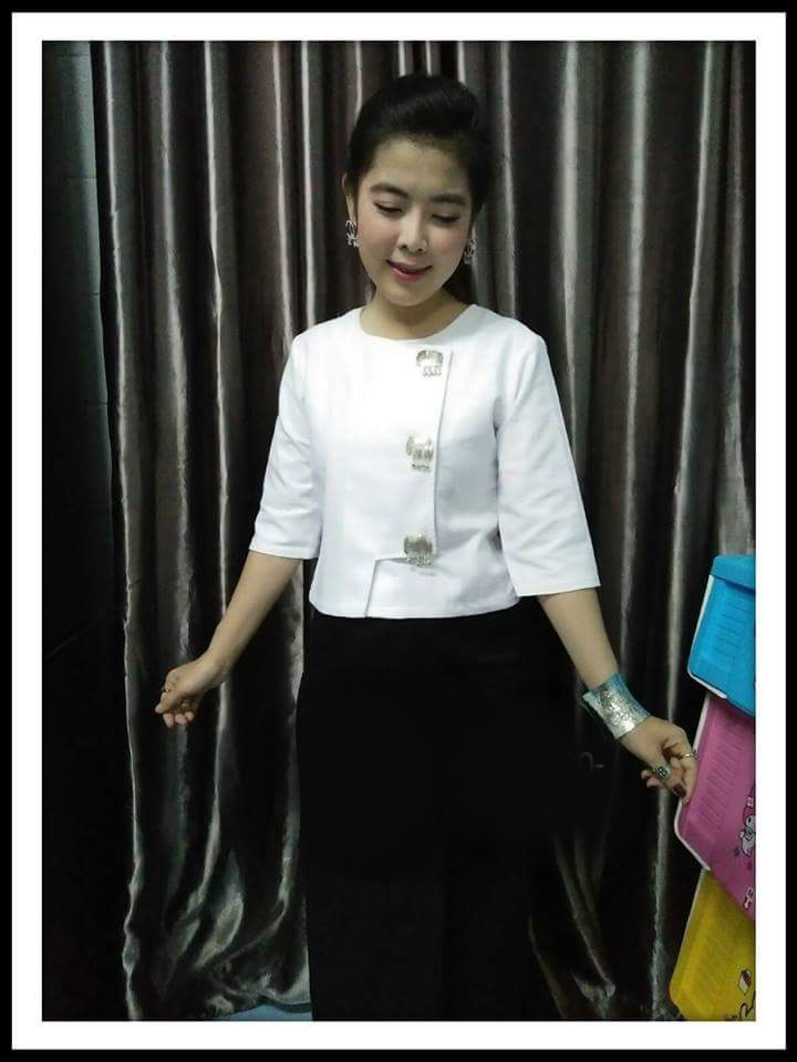เสื้อผ้าไทยแขนสามส่วนสีขาว เสื้อผ้าฝ้ายสวยๆสีขาว เสื้อทำงานผ้าไทยแขนสามส่วน เสื้อผ้าฝ้ายคอจีนสีขาวช้าง