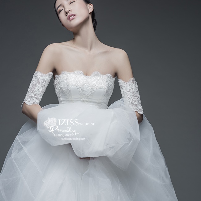 BRL058 **พรีออเดอร์**ชุดแต่งงานสีขาวหรูหราประดับดอกไม้ผสมเพชรและคริสตัล สวยงามดุจเจ้าหญิง