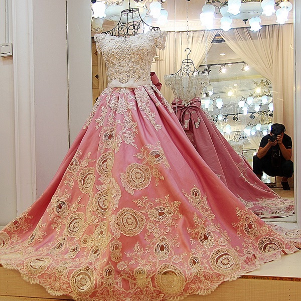 BRL082 **พรีออเดอร์**ชุดแต่งงานสีชมพูหรูหราประดับดอกไม้ผสมเพชรและคริสตัล สวยงามดุจเจ้าหญิง