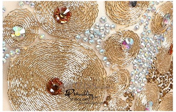 T008 **พรีออเดอร์เดรสสีครีมปักดิ้นสีทอง**ชุดราตรียาวสีครีมทองปักดิ้นวงกลมทั้งชุด แขนกุด เล่นดีเทลซีทรูช่วงอก ตกแต่งเพชรสีมองสลับสีเงิน ปักดิ้นสีทองวงกลม เข้ารูป สวยงามหรูหราไฮโซมากๆ ค่ะ