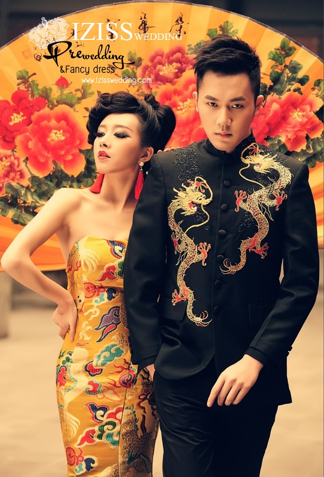PW313 - **พร้อมส่งเฉพาะชุดผู้ชายค่ะ** ชุดคู่ถ่ายพรีเวดดิ้งสไตล์จีน (prewedding dress) ชุดกี่เพ้าสีเหลือง & ชุดแต่งงานแฟนซี (Fancy wedding dress)ชายหญิง "ธีมกี่เพ้าสีเหลือง-ดำ"
