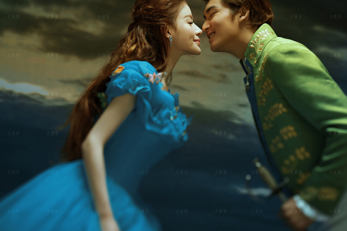 PW358 - **พรีออเดอร์ค่ะ** ชุดคู่ถ่ายพรีเวดดิ้ง (prewedding dress) & ชุดแต่งงานแฟนซี (Fancy wedding dress)ชายหญิง "ธีมสีเจ้าหญิงสีน้ำเงิน-เจ้าชายชุดสีเขียว"