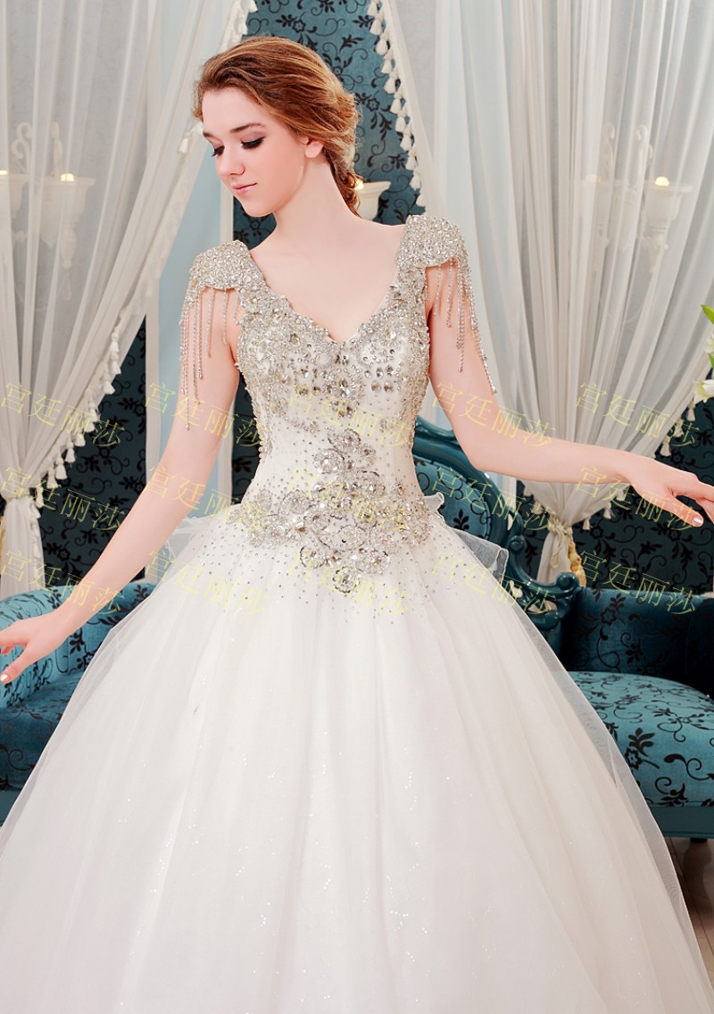 ฺBRL051 **พรีออเดอร์**ชุดแต่งงานหรูหราประดับดอกไม้ผสมเพชรและคริสตัล สวยงามดุจเจ้าหญิง