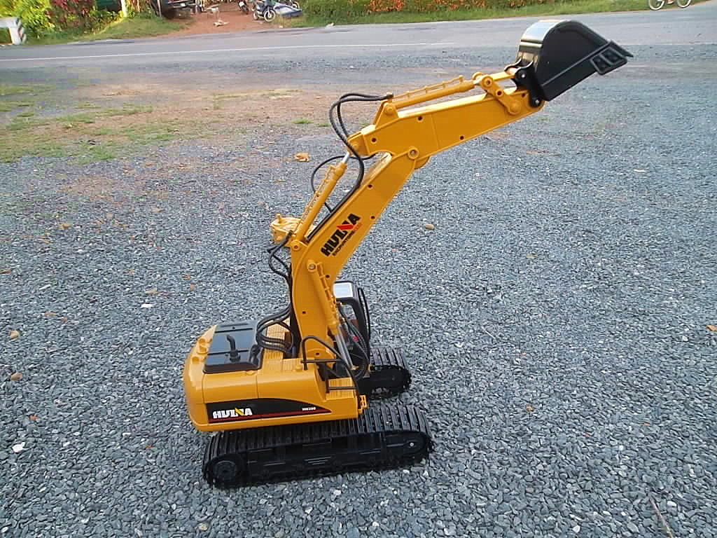 KOMATSU แม็คโครบังคับ