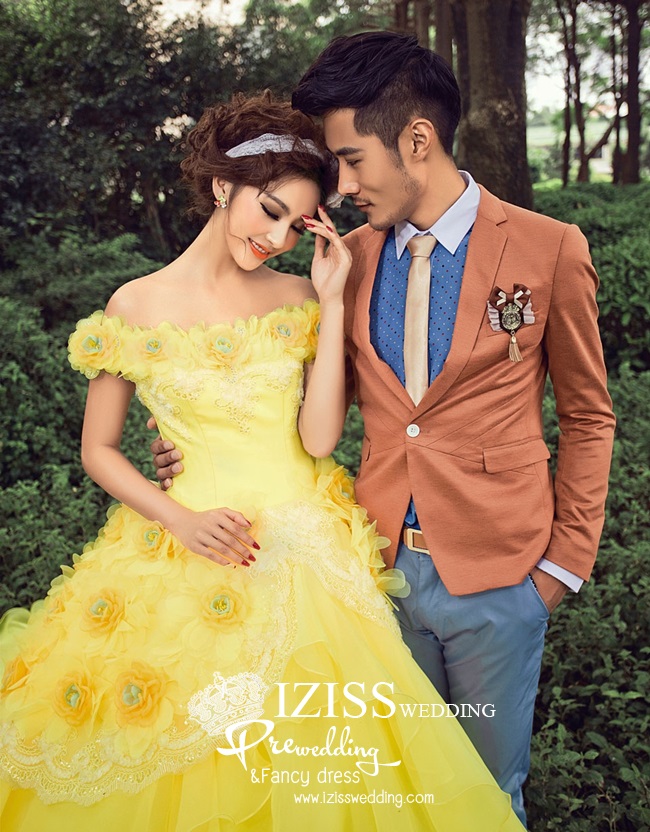 PW235 - **พรีออเดอร์** ชุดคู่ถ่ายพรีเวดดิ้ง (prewedding dress) & ชุดแต่งงานแฟนซี (Fancy wedding dress)ชายหญิง "ธีมสีเหลือง-ส้ม"